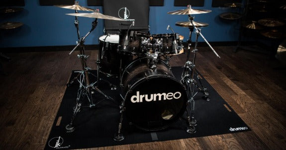 JK Hooves gemonteerd onder een bassdrum op een podium